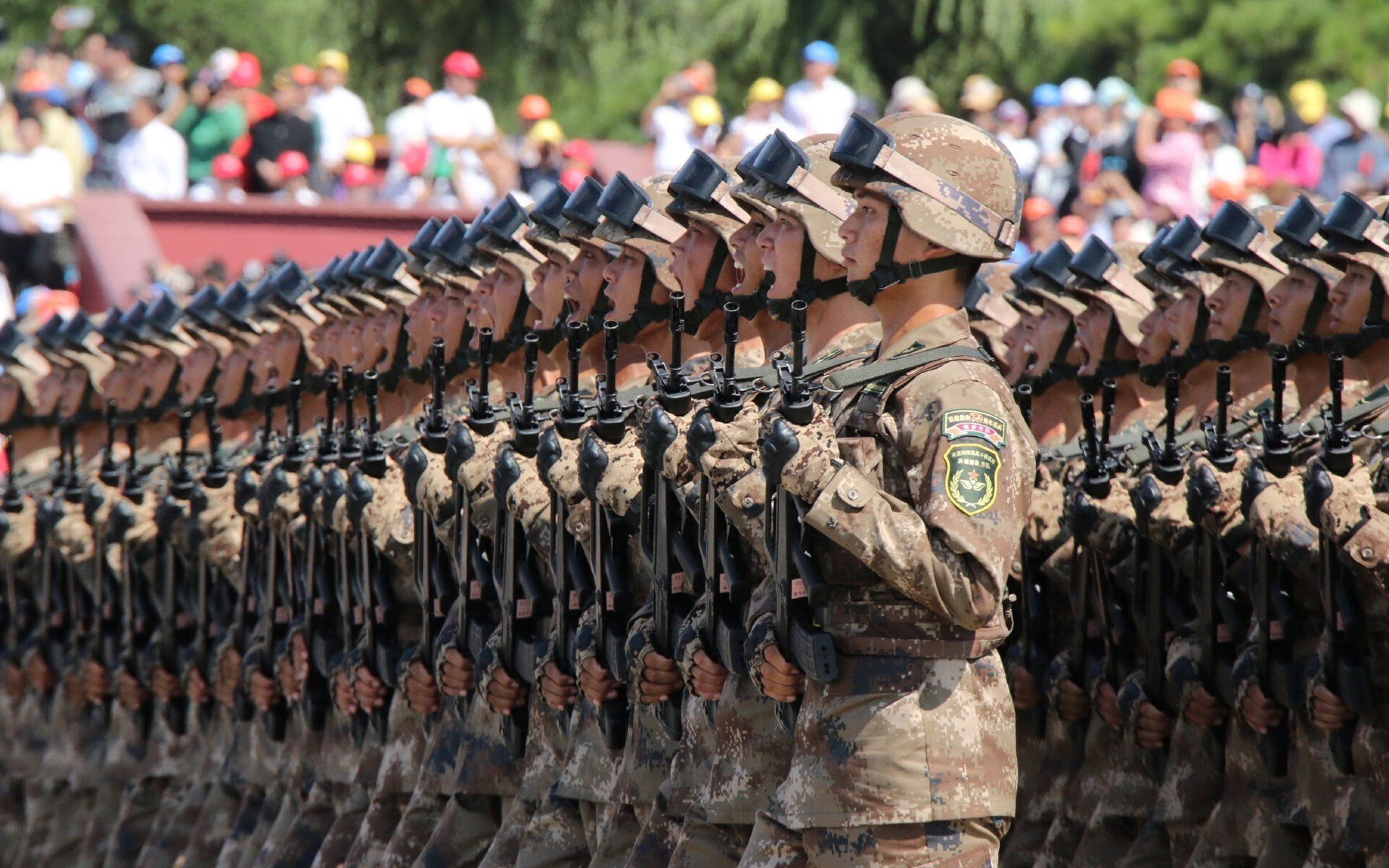 F1西班牙大奖赛,阿斯顿马丁险胜法拉利,汉密尔顿状态火热夺杆位